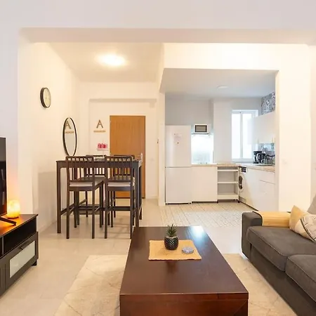 3 Bedroom Flat In Historic Centre *