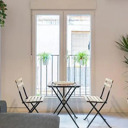 3 Bedroom Flat In Historic Centre 아파트 *
